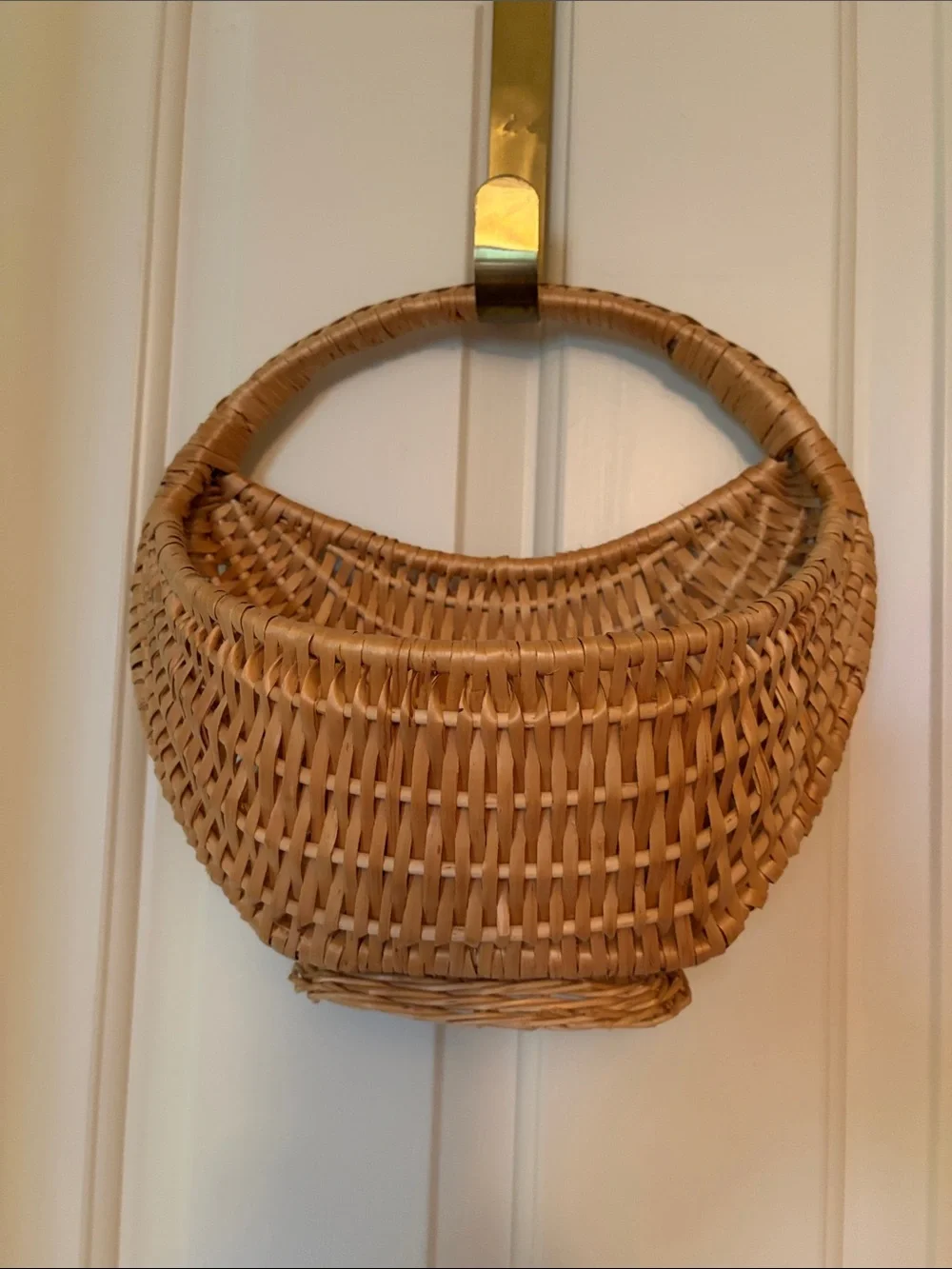 Woven Round Handle Women’s Basket Bag in Natural Tan